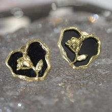Charger l&#39;image dans la galerie, Subang Stud, Rekaan Hati, Enamel Hitam dan Mawar Emas, Barang Kemas Elegan Vintaj, Untuk Wanita