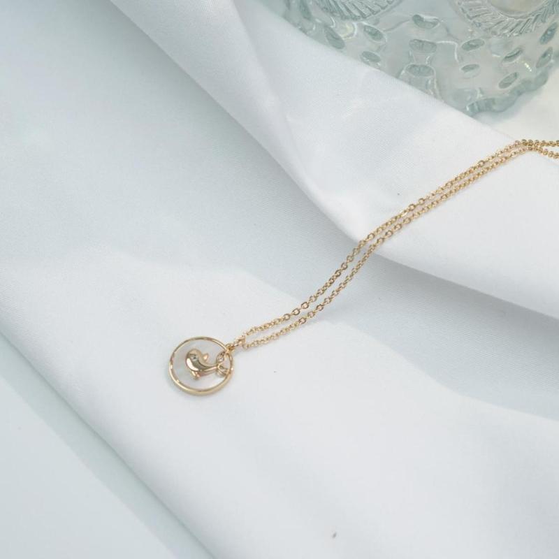 【Pendant Necklace】 White Shell Disc with Gold-Plated Whale Pendant Necklace, Delicate Chain Jewelry for Ladies