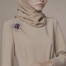 Load image into Gallery viewer, Kerongsang Bunga Permata Ungu, Reka Bentuk Daun, dengan Aksen Berkilauan, Untuk Wanita, Sesuai untuk Aksesori Perayaan Muslim Tudung pin brooch