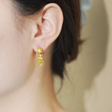 Laden Sie das Bild in den Galerie-Viewer, Subang Gelung, Bersalut Emas, Subang Gelung Bertekstur, Rekaan Lipat Bergaya, Untuk Pencinta Fesyen Perak Earrings