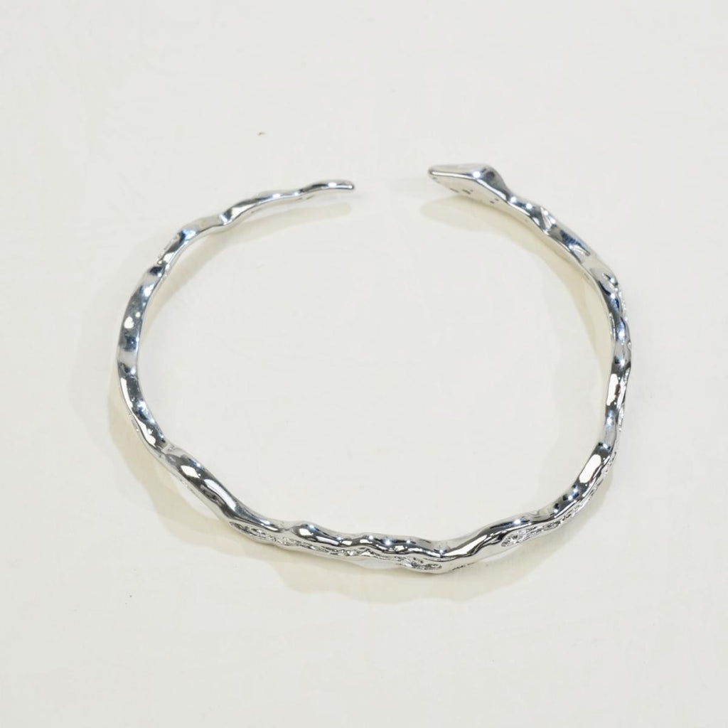 Fluid Silver Wrinkle Texture Bangle Bracelet for Women- Refined Light Reflection Elegance