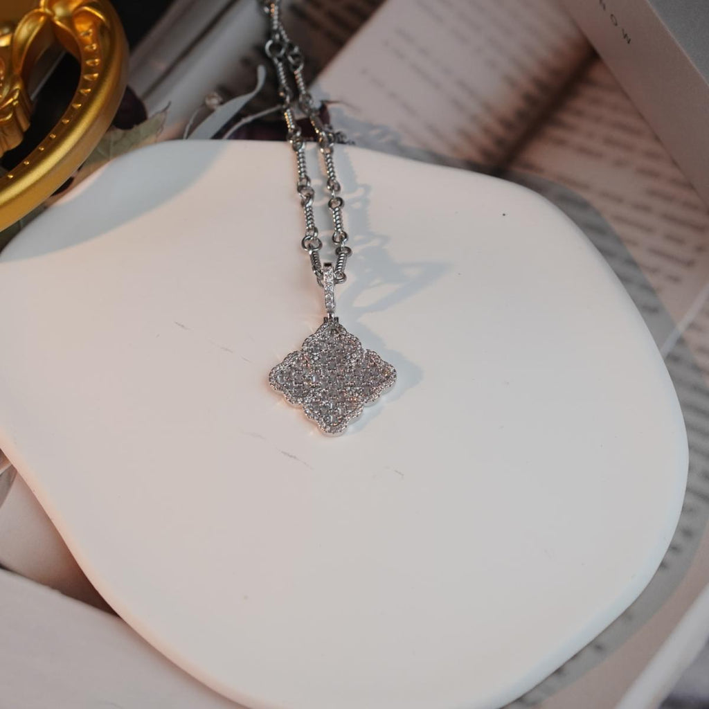 【Pendant Necklace】Shining Clover Necklace for Women, Elegant Silver Chain, Lucky Charm Jewelry, Romantic Gift Idea