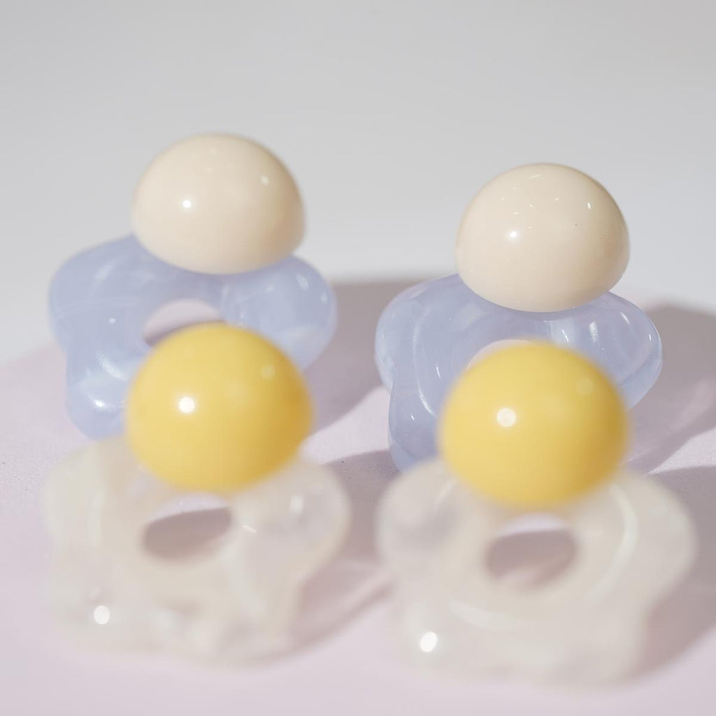 Anting-anting Stud, Bunga Kerawang Resin Biru / Kuning, Hadiah Manis untuk Kanak-kanak Perempuan, Sesuai untuk Pakaian Harian