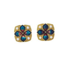 Cargar imagen en el visor de la galería, Subang Stud, Bentuk Segi Empat, Bahan Aloi Emas, dengan Bunga Enamel dan Manik Mutiara, Gaya Vintaj