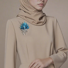 Load image into Gallery viewer, Kerongsang besar bahu Kristal Biru Kecerunan, Rekaan Elegan, Lapisan Daun Alamiah, Barang Kemas Parti dan Harian untuk Wanita, Berkilauan