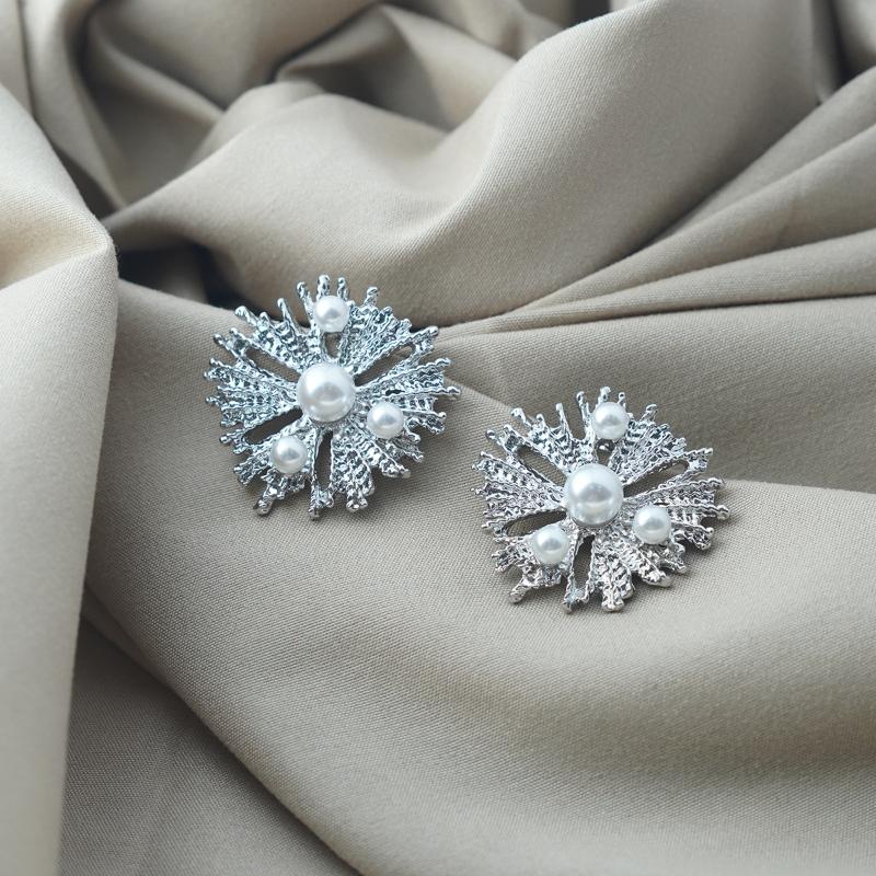 【Stud Earrings】Silver-Tone Sun-like Pearl Cluster Studs - Linear & Pearl Accent - Effortless Sophistication for Everyday