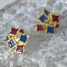 Load image into Gallery viewer, Anting-anting Stud Geometrik, Enamel Kilauan Biru-Merah Tepi Emas, Berbentuk Ketupat Bertindan, Sesuai untuk Pakaian Harian, Gaya Anak Ayam
