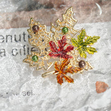 Load image into Gallery viewer, Kerongsang besar bahu Daun Maple, Emas Vintaj, Rekaan Berongga, Lapisan Mutiara Enamel, Barang Kemas Elegan, Untuk Wanita