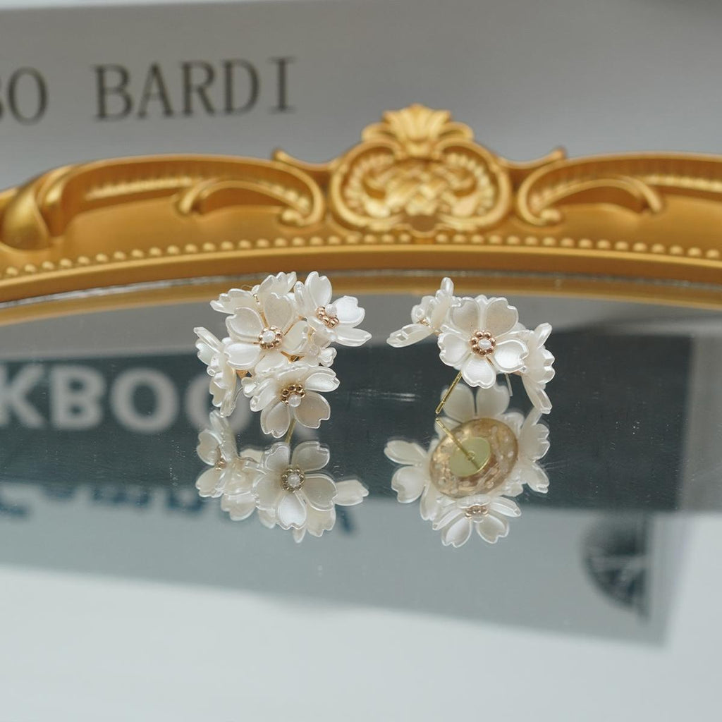 【Stud Earrings】Resin White Floral Earrings with Golden Bead,Romantic Fairy-Style, For Sweet Girls