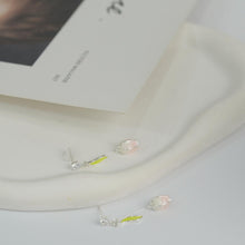 Laden Sie das Bild in den Galerie-Viewer, Anting-anting Jatuh, Rekaan Tulip Putih, Enamel, Aci Hijau, Aksen Zirkon, Gaya Romantik, Untuk Wanita