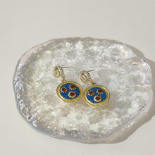 Load image into Gallery viewer, Anting-anting Menjuntai, Gaya Vintaj, Aloi Emas, Enamel Biru, Reka Bentuk Loket Batu Permata Merah, Untuk Pencinta Fesyen