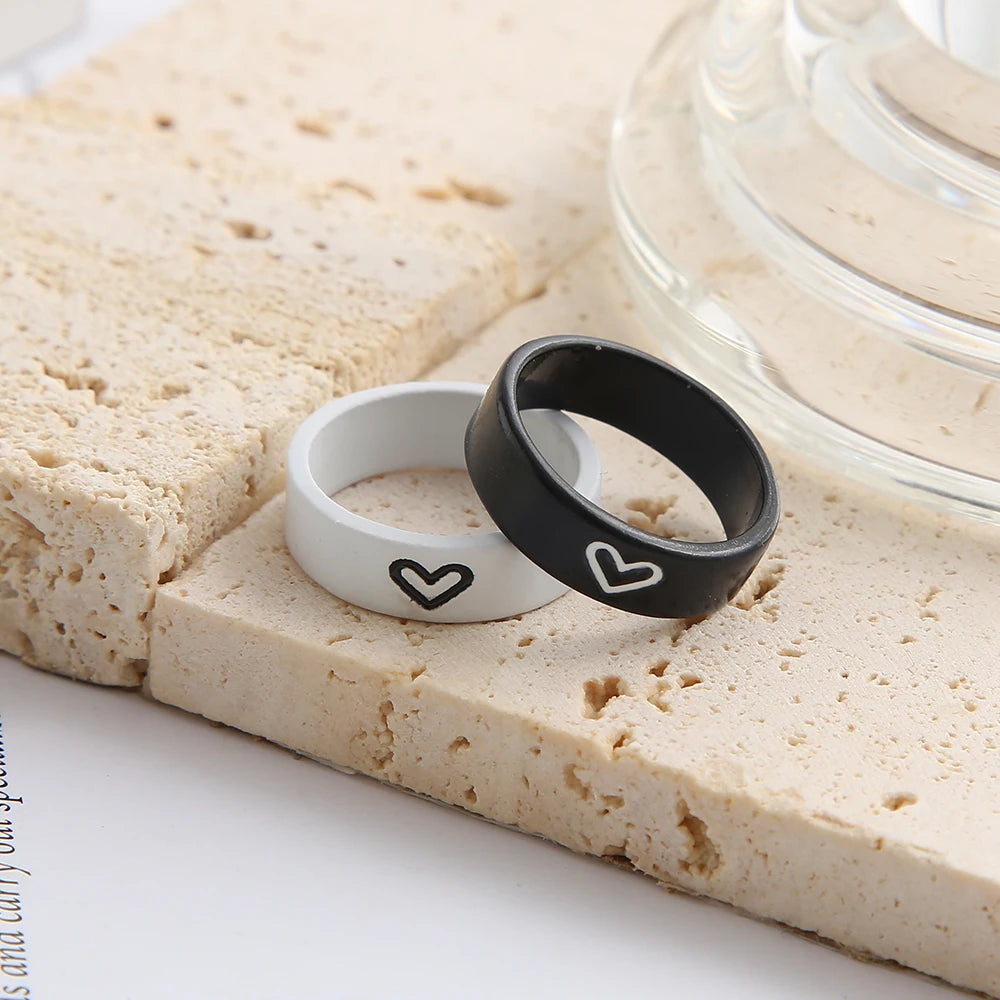 2Pcs Retro Love Heart Ring Set Hiphop Black White Color Rings Ring Fashion Heart Ring Female Couple