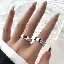 Laden Sie das Bild in den Galerie-Viewer, 2Pcs Retro Love Heart Ring Set Hiphop Black White Color Rings Ring Fashion Heart Ring Female Couple