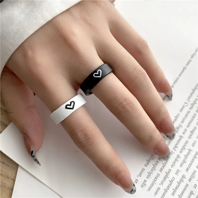 2Pcs Retro Love Heart Ring Set Hiphop Black White Color Rings Ring Fashion Heart Ring Female Couple