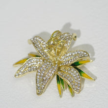 Load image into Gallery viewer, Kerongsang Bunga Lily, Diperbuat daripada Aloi dengan Rhinestones, Rekaan Elegan, Barang Kemas Bunga Oriental, Untuk Wanita pin  brooch