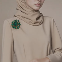 Load image into Gallery viewer, Kerongsang Bujur Kristal Hijau, Gaya Vintaj, Elegan untuk Pakaian Formal Wanita, Sesuai untuk Fesyen Retro pin  brooch