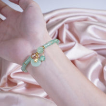Laden Sie das Bild in den Galerie-Viewer, Gelang Manik, Jed Hijau dan Bahan Buluh, dengan Pesona Teratai Bersalut Emas, Boleh Laras, Hadiah Barang Kemas untuk Wanita, Gelang