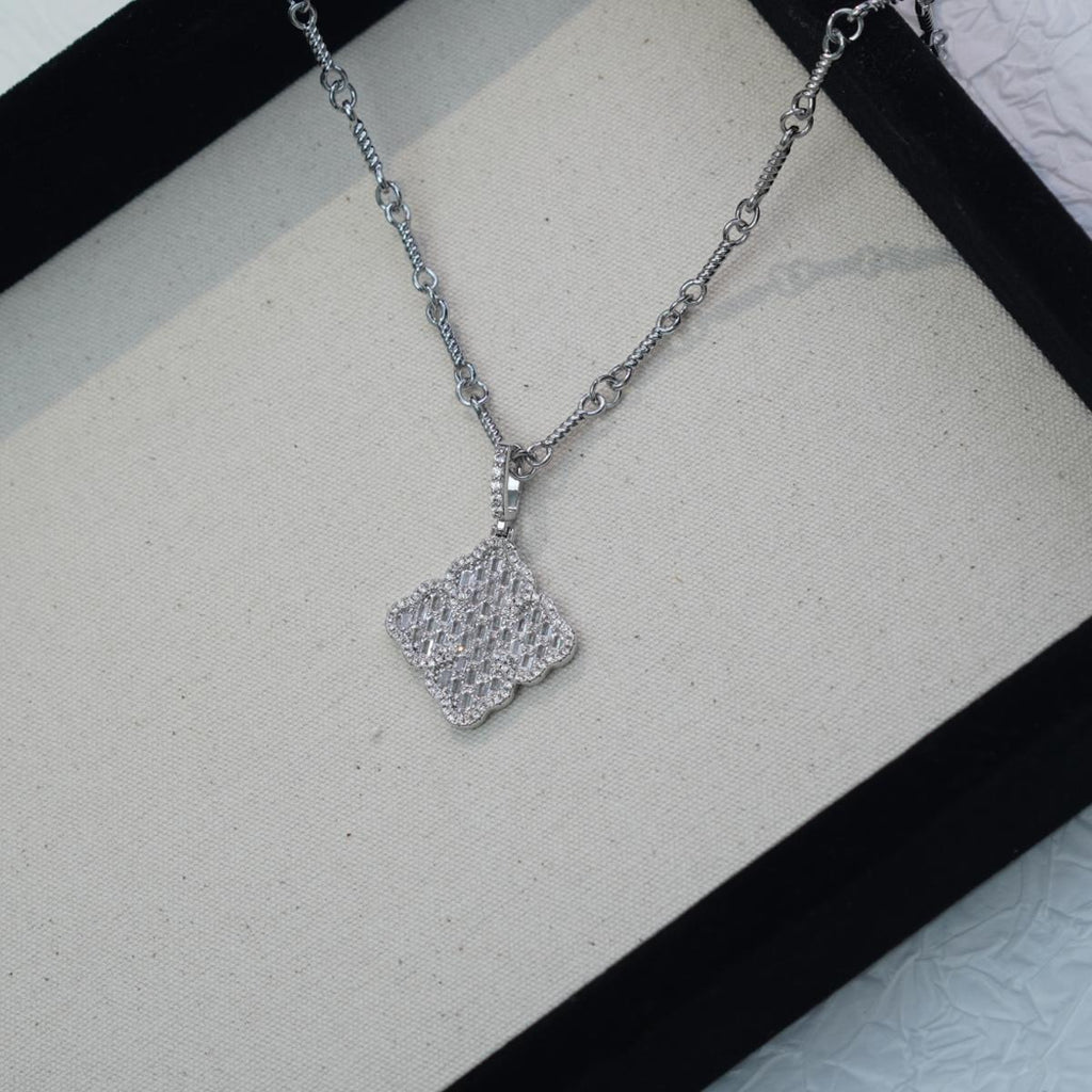 【Pendant Necklace】Shining Clover Necklace for Women, Elegant Silver Chain, Lucky Charm Jewelry, Romantic Gift Idea