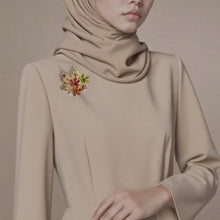 Load image into Gallery viewer, Kerongsang besar bahu Daun Maple, Emas Vintaj, Rekaan Berongga, Lapisan Mutiara Enamel, Barang Kemas Elegan, Untuk Wanita