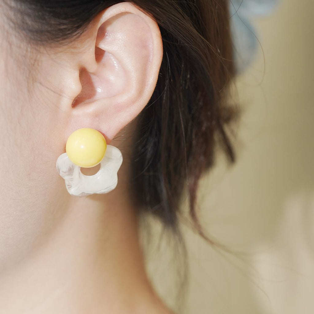 Anting-anting Stud, Bunga Kerawang Resin Biru / Kuning, Hadiah Manis untuk Kanak-kanak Perempuan, Sesuai untuk Pakaian Harian