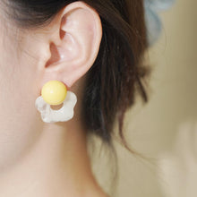 Laden Sie das Bild in den Galerie-Viewer, Anting-anting Stud, Bunga Kerawang Resin Biru / Kuning, Hadiah Manis untuk Kanak-kanak Perempuan, Sesuai untuk Pakaian Harian