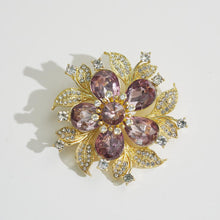 Laden Sie das Bild in den Galerie-Viewer, Kerongsang Bunga, Untuk Wanita, dengan Zirkon Ungu dan Daun Berkilauan, Sesuai untuk Acara Elegan pin  brooch