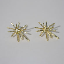 Laden Sie das Bild in den Galerie-Viewer, Subang Stud, Bersalut Emas, Subang Motif Bunga Api, Rekaan Elegan Dinamik, Sesuai untuk Dipakai Harian Perak Earrings