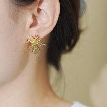 Laden Sie das Bild in den Galerie-Viewer, Subang Stud, Bersalut Emas, Subang Motif Bunga Api, Rekaan Elegan Dinamik, Sesuai untuk Dipakai Harian Perak Earrings