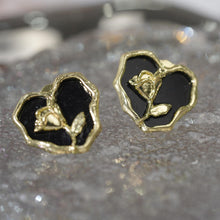 Charger l&#39;image dans la galerie, Subang Stud, Rekaan Hati, Enamel Hitam dan Mawar Emas, Barang Kemas Elegan Vintaj, Untuk Wanita