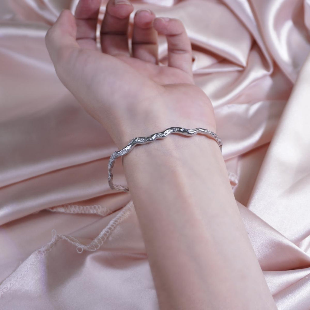 Fluid Silver Wrinkle Texture Bangle Bracelet for Women- Refined Light Reflection Elegance