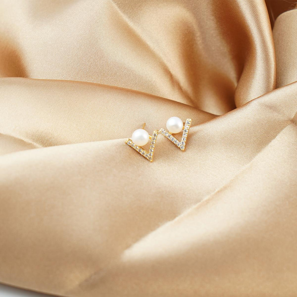 【Stud Earring】V-Shape Golden Alloy Natural Freshwater Pearl Stud Earring with Silver Post, Fashion Jewelry for Women Everyday Wear
