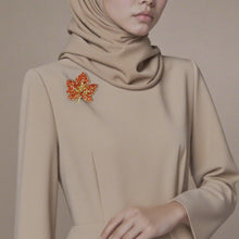 Load image into Gallery viewer, Kerongsang besar bahu Daun Maple Bercahaya, Nada Merah-Oren, Fesyen Kreatif, Sesuai untuk Hadiah Berhati-hati