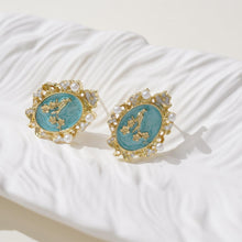 Load image into Gallery viewer, Anting-anting Stud, Bahan Aloi, Anting-anting Bunga Burung Biru-Emas, dengan Mutiara dan Tepi Berongga, Barang Kemas Retro Elegan, Untuk Wanita