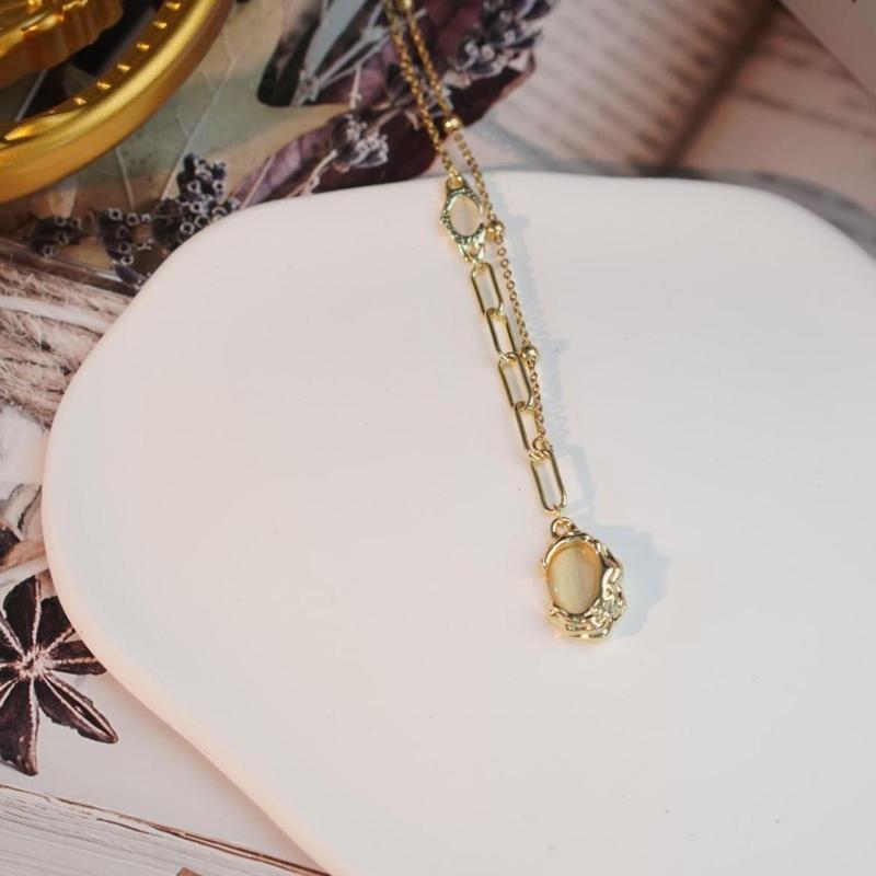【Pendant Necklace】 Oval Gemstone Pendant Necklace of Intricate Metalwork, Dual-Texture Chain Jewelry for Women