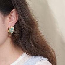 Load image into Gallery viewer, Anting-anting Stud, Bahan Aloi, Anting-anting Bunga Burung Biru-Emas, dengan Mutiara dan Tepi Berongga, Barang Kemas Retro Elegan, Untuk Wanita