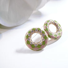 Laden Sie das Bild in den Galerie-Viewer, Anting-anting Stud, Enamel Merah Jambu dan Hijau, Anting-anting Donat, Bertatah Zirkon, Gaya Manis dan Sejuk, Untuk Wanita Perak Earrings