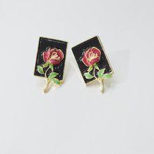 Cargar imagen en el visor de la galería, Subang Stud, Berwarna Emas, Enamel, Kancing Persegi Mawar Merah, Gaya Mahkamah, untuk Wanita, Hitam-Merah
