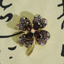 Load image into Gallery viewer, Kerongsang Semanggi Bertuah, Bingkai Aloi Emas, Warna Hijau / Ungu, Pesona Bersinar, Sesuai untuk Gaya Segar pin  brooch