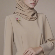 Load image into Gallery viewer, Kerongsang Flamingo, Batu Kecerunan Berwarna Emas, Gaya Percutian Tropika, Hadiah untuk Gadis Bergaya pin  brooch