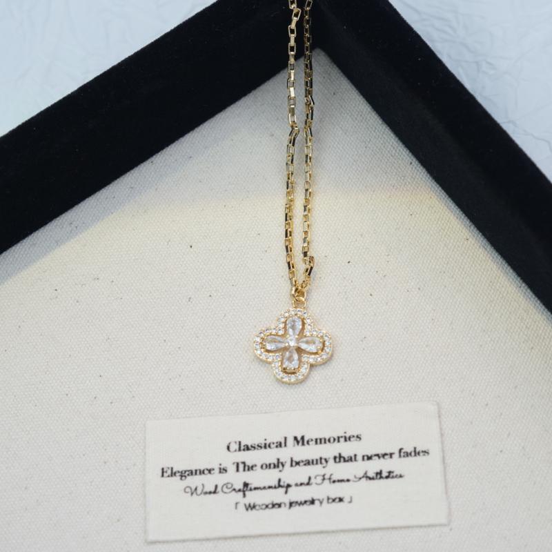 【Pendant Necklace】 Silver-Tone Copper Chain with Clover Zircon Pendant for Women - Classic Dangle Jewelry, Subtle Sparkle