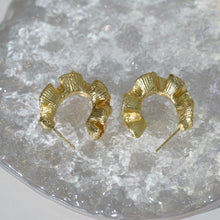 Laden Sie das Bild in den Galerie-Viewer, Subang Gelung, Bersalut Emas, Subang Gelung Bertekstur, Rekaan Lipat Bergaya, Untuk Pencinta Fesyen Perak Earrings