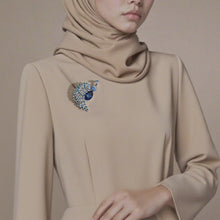 Laden Sie das Bild in den Galerie-Viewer, Kerongsang Merak, Gaya Regal, Diperbuat daripada Aloi dengan Zirkon Biru, Pesona Diraja, Sesuai untuk Wanita Elegan pin  brooch