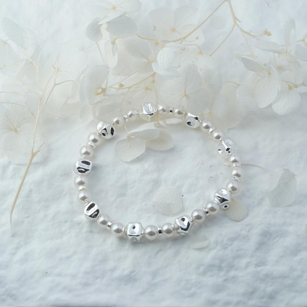Minimalist Pearl & Copper Bead Bracelet - Modern Silver Grey & White Jewelry for Trendy Women