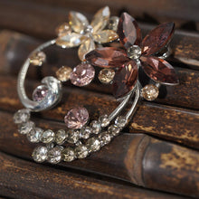Load image into Gallery viewer, Kerongsang Bunga Kristal, Gaya Romantik dan Elegan, Sesuai untuk Kot / Sut / Gaun, Sesuai untuk Wanita Fesyen, Rekaan Ideal pin  brooch