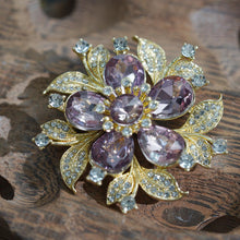 Laden Sie das Bild in den Galerie-Viewer, Kerongsang Bunga, Untuk Wanita, dengan Zirkon Ungu dan Daun Berkilauan, Sesuai untuk Acara Elegan pin  brooch
