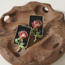 Cargar imagen en el visor de la galería, Subang Stud, Berwarna Emas, Enamel, Kancing Persegi Mawar Merah, Gaya Mahkamah, untuk Wanita, Hitam-Merah
