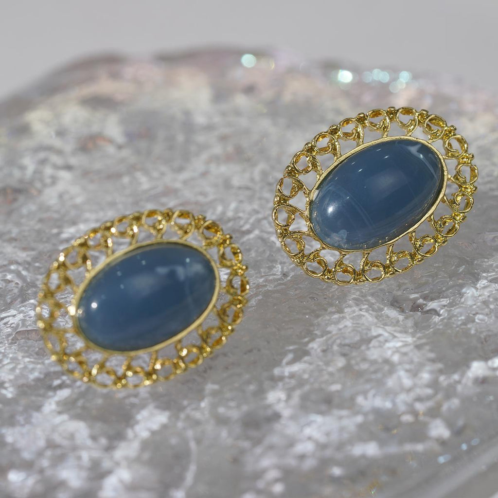 Subang Stud, Bingkai Tatal Kerawang Emas, dengan Batu Permata Biru, Elegan dan Vintaj