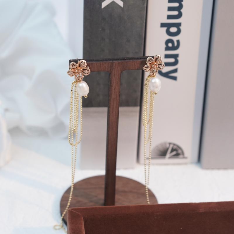【Earrings】Layered Petal Pearl Earrings Gold Bead Chains Asymmetrical Dangle Lightweight Design for Ladies
