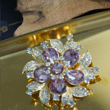 Laden Sie das Bild in den Galerie-Viewer, Kerongsang Bunga, Untuk Wanita, dengan Zirkon Ungu dan Daun Berkilauan, Sesuai untuk Acara Elegan pin  brooch