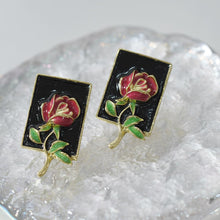 Cargar imagen en el visor de la galería, Subang Stud, Berwarna Emas, Enamel, Kancing Persegi Mawar Merah, Gaya Mahkamah, untuk Wanita, Hitam-Merah